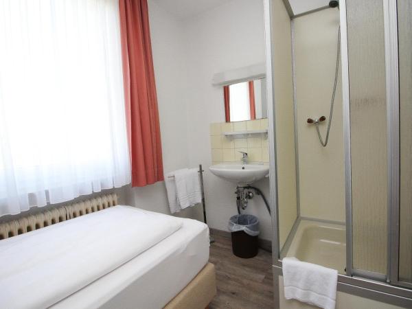 Hotel Pension Köberl : photo 2 de la chambre budget triple room with shower and shared toilet 