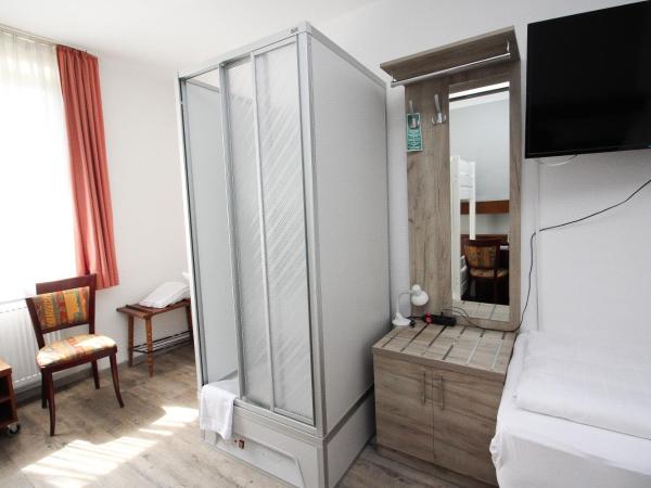 Hotel Pension Köberl : photo 8 de la chambre budget triple room with shower and shared toilet 