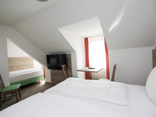 Hotel Pension Köberl : photo 2 de la chambre chambre triple confort avec salle de bains privative