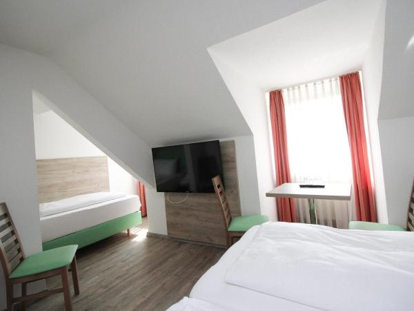 Hotel Pension Köberl : photo 3 de la chambre chambre triple confort avec salle de bains privative