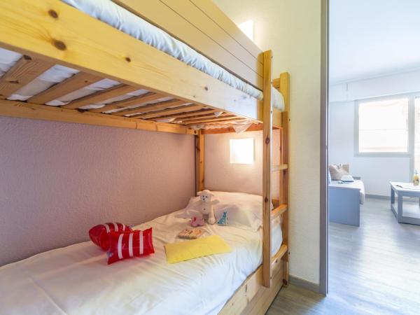 Résidence Pierre & Vacances Les Platanes : photo 7 de la chambre studio avec alcôve et terrasse ou balcon (4 personnes)