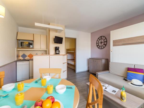 Résidence Pierre & Vacances Les Platanes : photo 8 de la chambre studio avec alcôve et terrasse ou balcon (4 personnes)