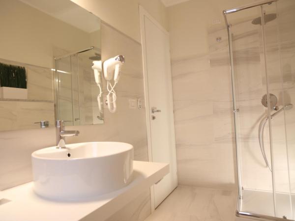 Khome Rooms & Apartment : photo 8 de la chambre suite lit king-size avec balcon