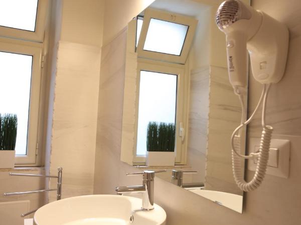 Khome Rooms & Apartment : photo 9 de la chambre suite lit king-size avec balcon