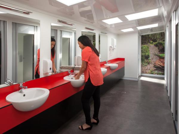 Taupo Debretts Spa Resort : photo 2 de la chambre grand chalet standard avec salle de bains commune