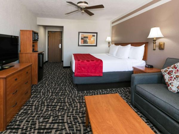 Ramada by Wyndham Oklahoma City Airport North : photo 2 de la chambre chambre lit king-size - non-fumeurs