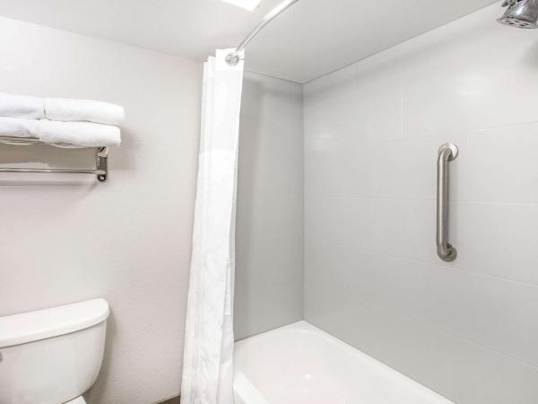 Wingate by Wyndham Louisville Airport Expo Center : photo 8 de la chambre queen room - non-smoking - highway view