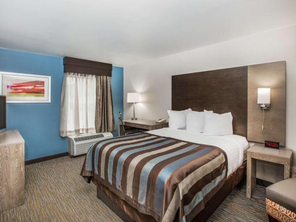 Wingate by Wyndham Louisville Airport Expo Center : photo 9 de la chambre queen room - non-smoking - highway view