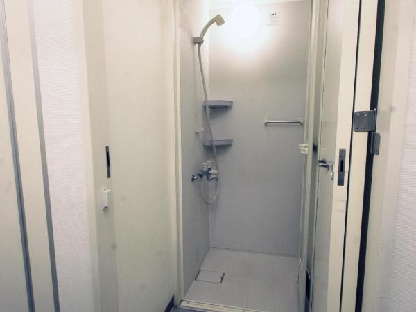 Sakura Hostel Asakusa : photo 3 de la chambre chambre lits jumeaux avec salle de bains commune