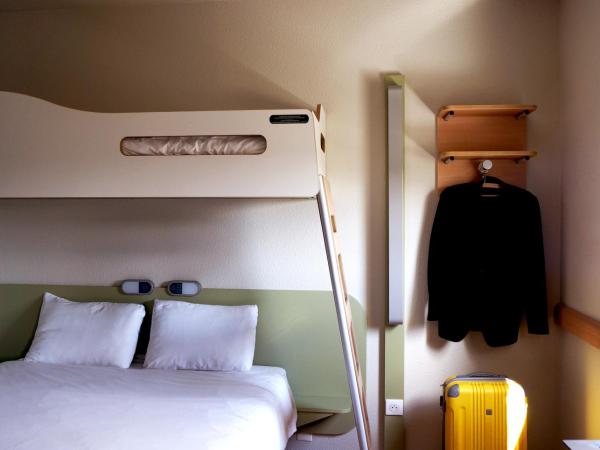 ibis budget Bergerac : photo 3 de la chambre chambre triple avec lit superposé