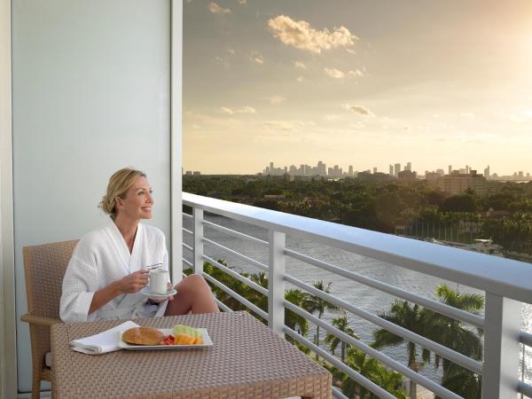 Grand Beach Hotel : photo 1 de la chambre suite lit king-size - vue sur baie