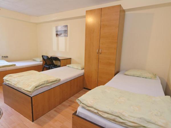 Justhostel : photo 4 de la chambre chambre triple avec salle de bains commune