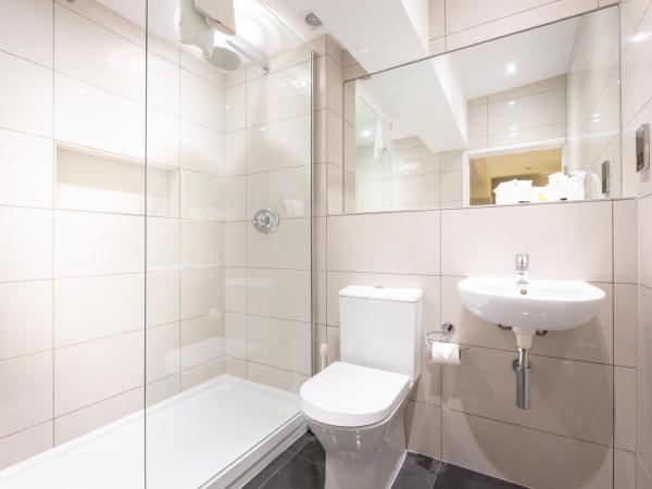 Edgar Townhouse : photo 2 de la chambre hébergement triple avec salle d'eau privative