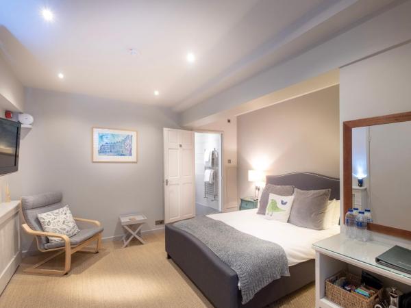 Edgar Townhouse : photo 1 de la chambre hébergement triple avec salle d'eau privative