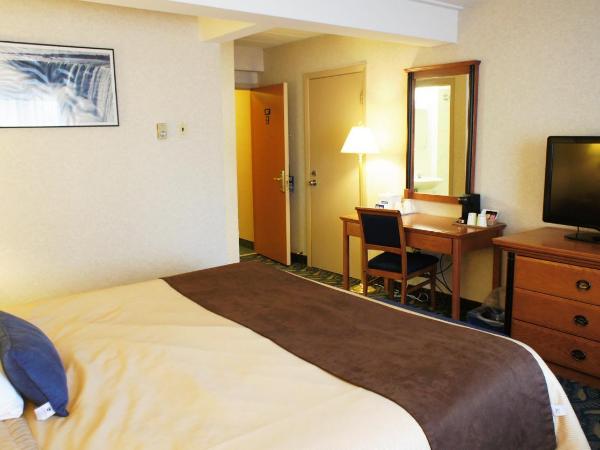 Travelodge by Wyndham Niagara Falls At the Falls : photo 4 de la chambre chambre lit king-size - non-fumeurs
