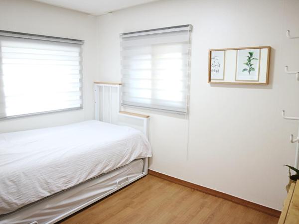 24 Guesthouse Seoul Station : photo 3 de la chambre chambre lits jumeaux