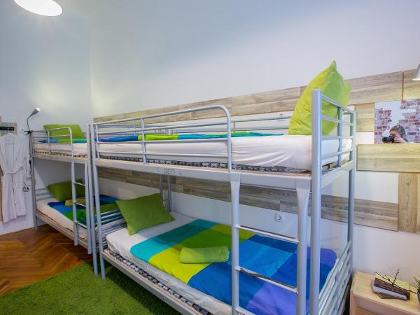 Friends Hostel & Apartments : photo 1 de la chambre chambre familiale