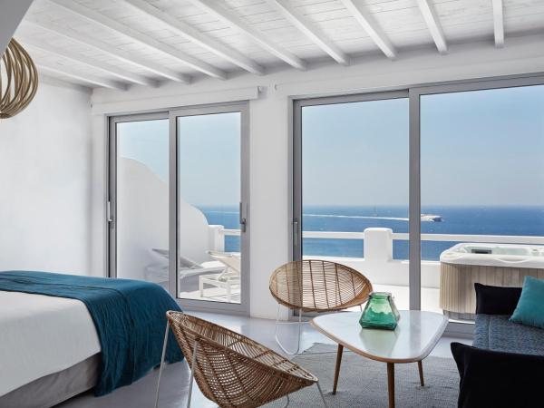 Kouros Hotel & Suites : photo 2 de la chambre hébergement deluxe avec jacuzzi extérieur - vue sur mer