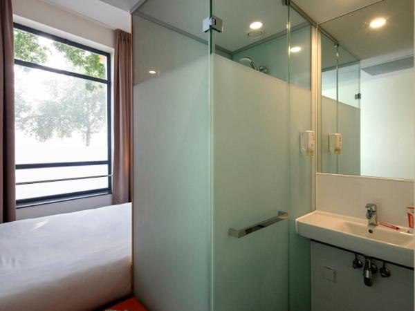 easyHotel Maastricht City Centre : photo 10 de la chambre petite chambre double