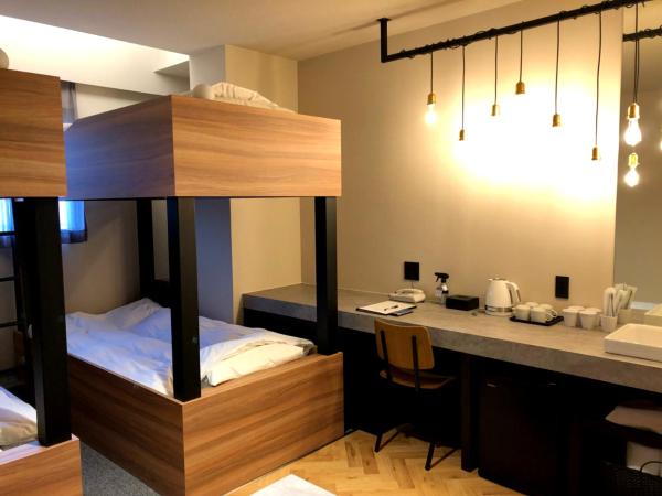 Hotel 3 O'Clock Tennoji : photo 8 de la chambre chambre quadruple avec salle de bains privative