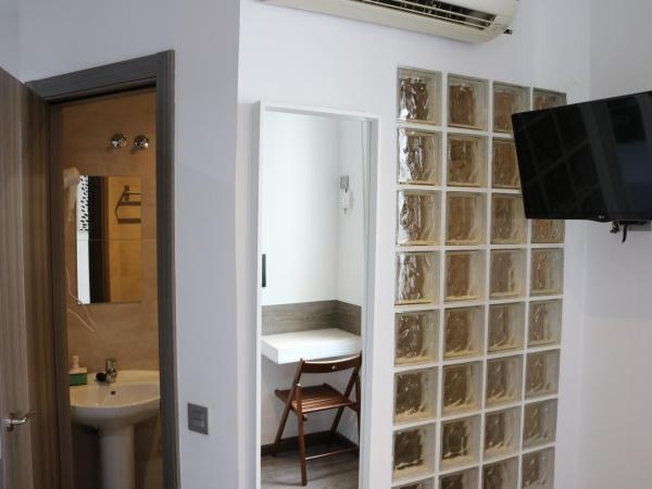 Hostal Abril Madrid : photo 5 de la chambre petite chambre double