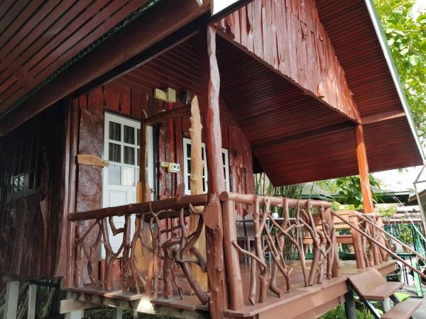 Sam's House Kanchanaburi : photo 2 de la chambre bungalow supérieur avec baignoire 