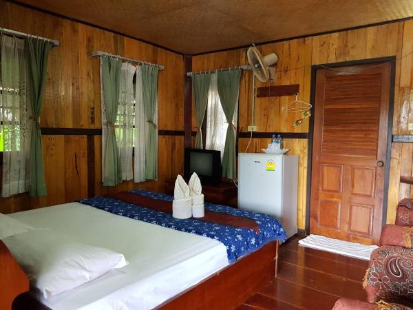 Sam's House Kanchanaburi : photo 9 de la chambre bungalow supérieur avec baignoire 