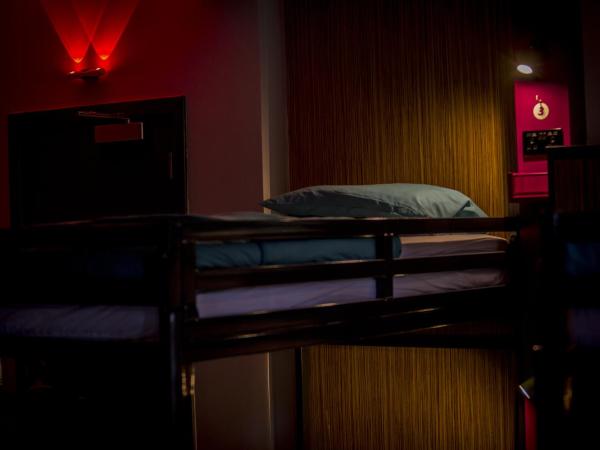 Kick Ass Greyfriars (18+) : photo 4 de la chambre lit dans dortoir mixte de 8 lits 