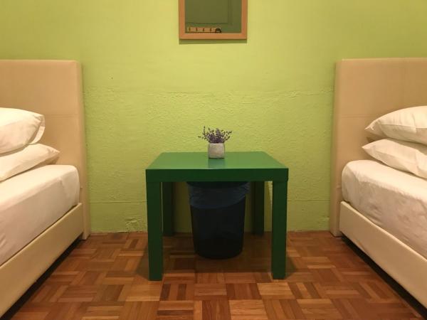 Check In Lodge : photo 3 de la chambre chambre lits jumeaux avec salle de bains commune