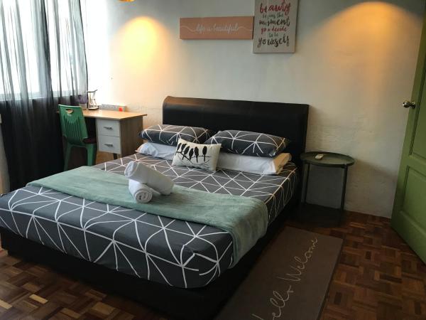 Check In Lodge : photo 7 de la chambre chambre lit queen-size avec salle de bains et fenêtre