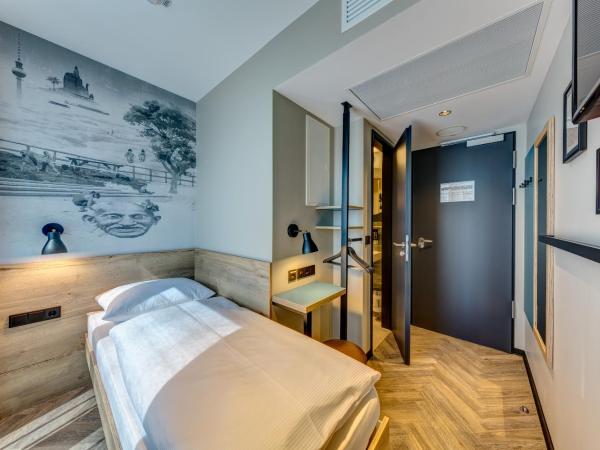 Schulz Hotel Berlin Wall at the East Side Gallery : photo 2 de la chambre petite chambre simple