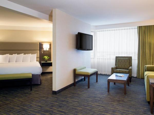 Saskatoon Inn & Conference Centre : photo 2 de la chambre suite avec lit d'angle king-size