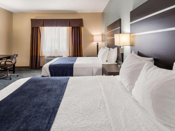 Best Western Plus Northwest Inn and Suites Houston : photo 1 de la chambre chambre avec 2 lits queen-size et douche accessible en fauteuil roulant