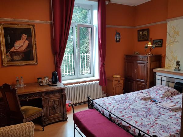 Château Moulinsart Hotel-Resto-Long Term Parking, shuttle airport, snooker, large terrasse : photo 6 de la chambre chambre lit king-size - vue sur jardin