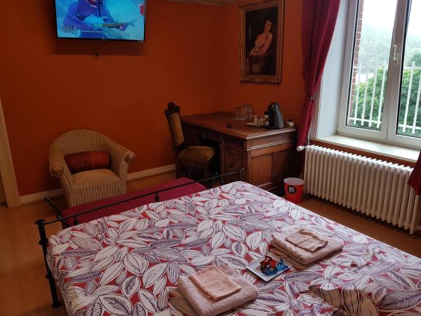 Château Moulinsart Hotel-Resto-Long Term Parking, shuttle airport, snooker, large terrasse : photo 10 de la chambre chambre lit king-size - vue sur jardin