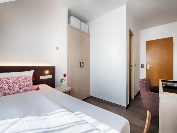 Home Hotel : photo 9 de la chambre grande chambre simple