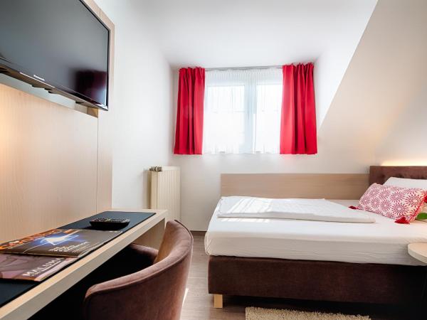 Home Hotel : photo 7 de la chambre grande chambre simple