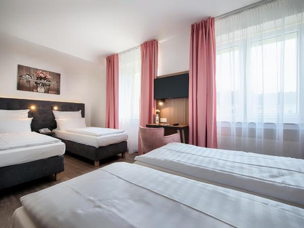 Home Hotel : photo 10 de la chambre chambre quadruple standard