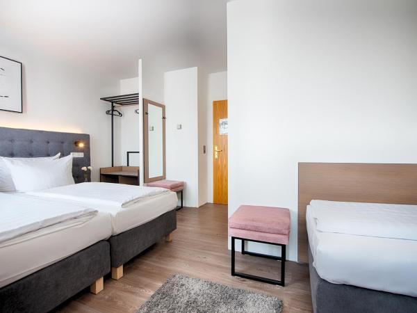 Home Hotel : photo 8 de la chambre chambre triple