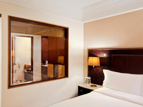 Eros Hotel New Delhi, Nehru Place : photo 3 de la chambre executive room with free wi-fi, 15% disc on food and soft beverages, ironing - 2 pcs complimentary