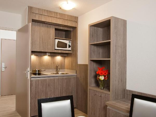 Séjours & Affaires Reims Clairmarais : photo 2 de la chambre studio (2 adultes)
