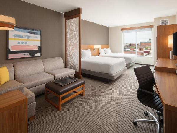 Hyatt Place Oklahoma City Bricktown : photo 1 de la chambre chambre avec 2 lits queen-size et canapé-lit 