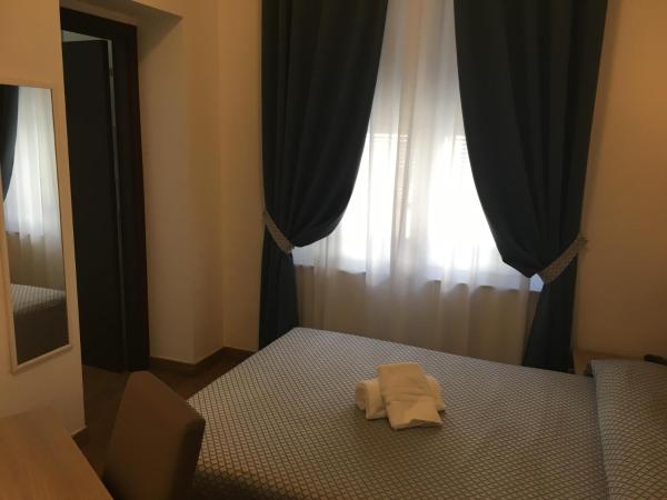 Hotel Chopin : photo 8 de la chambre chambre simple avec petit lit double.