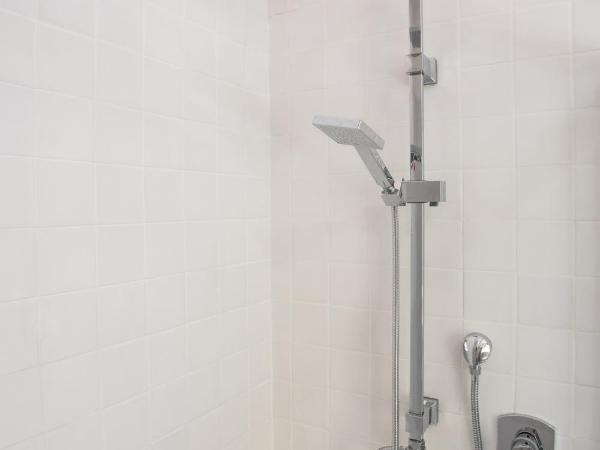 Le Camere di Porta San Felice - Self Check in : photo 6 de la chambre grande chambre double ou lits jumeaux avec salle de bains privative