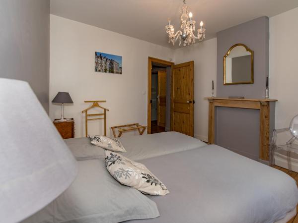Chambre d'Hôtes Les Clés des Places : photo 8 de la chambre chambre double avec salle de bains privative