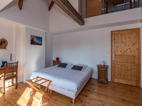 Chambre d'Hôtes Les Clés des Places : photo 4 de la chambre chambre familiale avec salle de bains privative