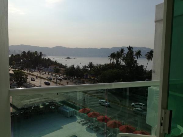 We Hotel Acapulco : photo 7 de la chambre chambre double de luxe avec 2 lits doubles et balcon