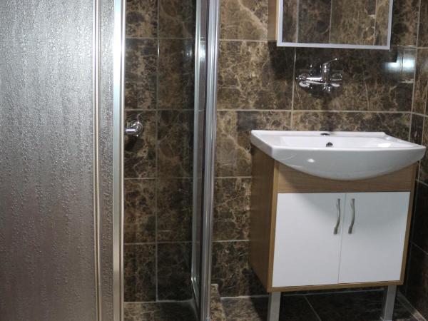 Beyoglu Huzur Hotel : photo 9 de la chambre chambre double ou lits jumeaux avec salle de bains privative