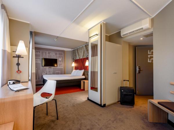 ibis Frankfurt Centrum : photo 4 de la chambre suite junior avec lits jumeaux et canapé