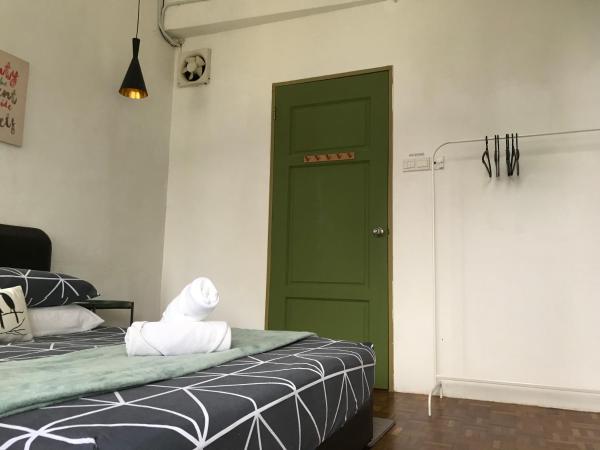 Check In Lodge : photo 3 de la chambre chambre lit queen-size avec salle de bains et fenêtre